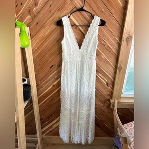 LuLu’s Elegant White Lace Dress- size Medium 🕊️
